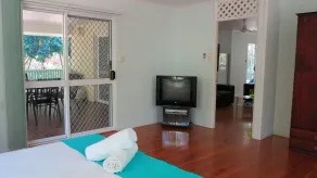 Lana's Cottage - Delightful, centrally located  and spacious island cottage in tropical surrounds - Image 5
