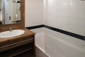Ski-in/ski-out & foot of the slopes, 1st floor, swimming pool, sauna, balcony, tv, ski locker, 34m² - Image 2