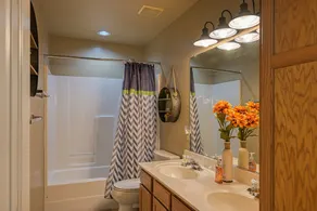 Beautiful waterfront townhouse w/ perfect location, fireplace & WiFi - Image 5