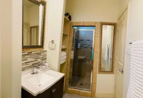 Charming Suite, inside the loop/pet friendly w/ outdoor gazebo,Private Entrance - Image 2