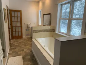 Secluded  family retreat within minutes of Woodstock village - Image 2