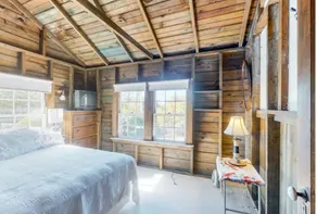 Rustic, sunny cottage w/ deck & W/D - walk to the beach & town! - Image 5
