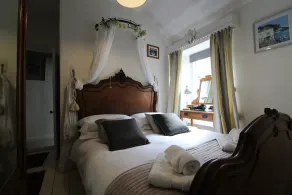 Grade II listed vintage cottage located right on the Harbour Front - Image 4