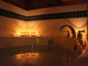 Honeymoon Cabin with Jacuzzi Tub - Image 3