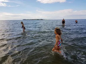 Hyggeligt sommerhus tæt på den dejligste badestrand. - Image 2