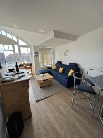 Meget hyggelig, med swimmingpool, sauna, udsigt over søen, elevator og 1 strandstol, WiFi - Image 5
