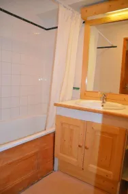 Overfladeareal: ca. 40 m² 1. sal. Orientering: Syd. Bjergudsigt. Stue med sovesofa - Image 2