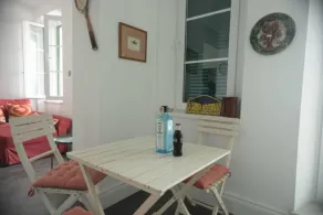 Charming Colonial Flat in historic building - Image 4