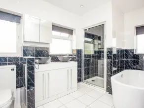 Cheerful 6 bedroom property with cinema room - Image 2