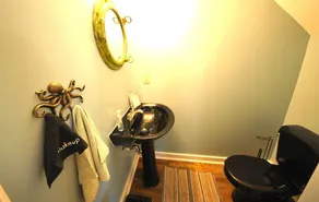 Walking distance to shopping, restaurants, entertainment, and the Chesapeake Bay - Image 2