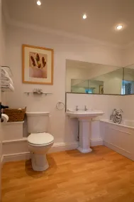 Luksuriøs indkvartering med pool og tennisbane i fantastiske omgivelser. - Image 4