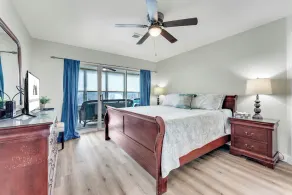 Lake Views, Stylish, Clean and Large, Walk to Indoor and Outdoor Pool! - Image 4
