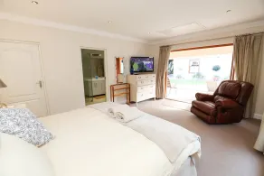 2 Bedroom Cottage, spacious open plan living area in the heart of Constantia - Image 5