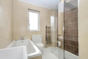 Stunning 4-bed House in Gidea Park - Image 2