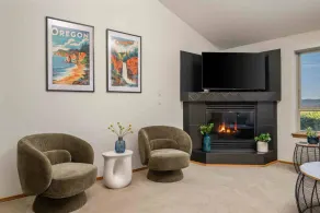 Incredible Dundee Hills Escape, Pet Friendly, Hot Tub, Covered Deck, Walk to Park, Food, and Wine - Image 4