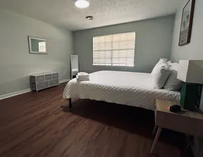 *King* Bed In Heart of City Close to the Reservoir - Image 5