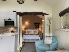 Stylish cottage for 2 guests, pet friendly, dining pub nearby, Chatsworth 10m. - Image 4