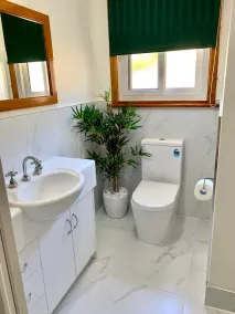 Spacious, Sunny House with View of Mt. Wellington - Image 4