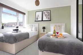 Stylish House • Sleeps 6 • Driveway Parking • Fast Wifi • Self-Check-In - Image 5