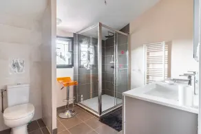 Großes privates Zimmer mit Bad und WC - Image 2
