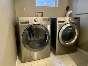 Freshly remodeled 4 bdrm home for up to 8 guests - Image 2