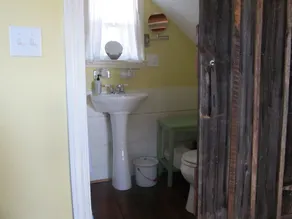 Un dormitorio y un baño Cabaña en una Granja de ganado 250 Acre. - Image 2