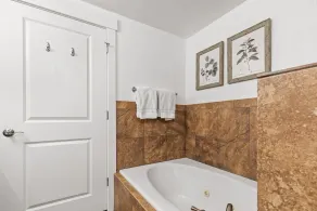 ÉTAGE SUPÉRIEUR - Piscine d'été - Jacuzzi - Puits de feu - Sentiers de randonnée / VTT - Club-house - Navette gratuite - Image 4