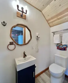A Duo of Delightful Mountain-View Retreats! King Beds, Jacuzzis, Free Parking - Image 3