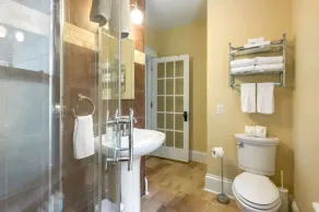 D-TOWN GETAWAY \"SPACIOUS+WIFI+AC+FAMILY+GATHERING\" - Image 4