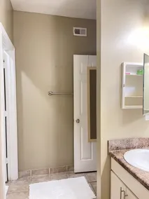 Perfect for couples/families/traveling workers & friends. *THE PERFECT LOCATION* - Image 5