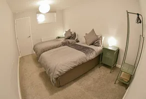 Spacious 6-Bedroom Property with Ensuite – Perfect for Groups - Image 2