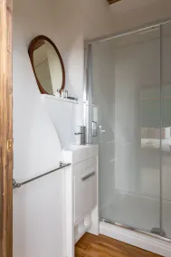 Luxury En-Suite - The Bright Suite - Image 4