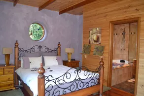 Self-contained in beautiful quiet surroundings with valley and mountain views - Image 2