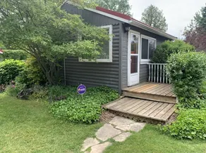 Fully Renovated Cozy Cottage, 1 minute walk to beach, park, trails, & splash pad - Image 2