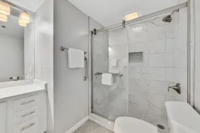 Stunning Views, 3BD/2BA w/ Private Balcony - Image 4