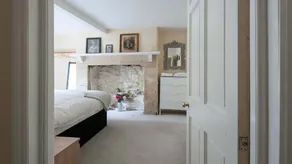 Beautiful 2 Bed city centre apartment in Georgian Mews House with garden. - Image 5