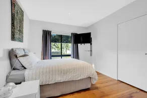 Lovely apartment with huge sunny garden in the heart of Yarraville Village. - Image 3