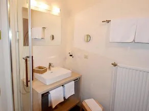 Valley view room with shower or bath, WC - Hotel-Restaurant Stigenwirth - Image 5