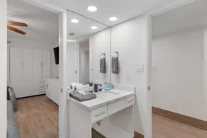 Designer Ocean View Condo · Saida IV · 6 Beds · Walk Everywhere - Image 5