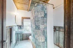 Rustic, sunny cottage w/ deck & W/D - walk to the beach & town! - Image 4