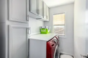 Luxury modern retreat with tropical backyard-at a great Location-EZ FWY access - Image 3