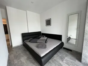 Cozy 2-Room Penthouse Lakeview W14 - Image 5