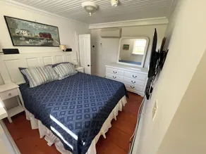 In town apartment!!! A block and a half from ferry!!! 356 High Street. - Image 5