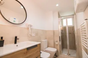 Spectacular newly renovated apartment in Granada, Caleta area. - Image 2