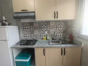 Apartamento arrumado e calmo, equipado com Wi-Fi perto do aeroporto e do oceano - Image 4