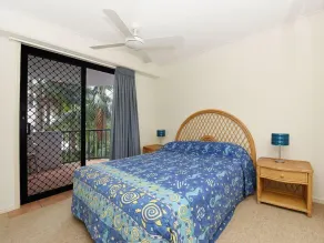 Spacious 3 bedroom 2 bathroom apartment with water views - Image 4