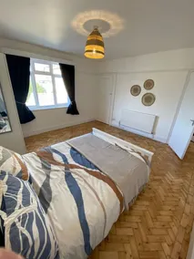 Entire 2 bed property, 1 road back from the sea - Image 4