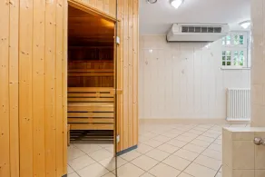 Family and dog-friendly apartment with balcony and lake view in top beach location - Image 2