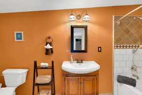 Cozy 3br  2bath with and Fully Fenced Yard ! - Image 4