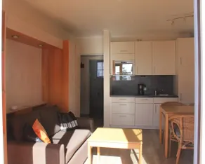 Die Wohnung Verfügt Über 1 Wohnraum mit Wlan, Sat-tv und Offener Küche, 1 Schlafzimmer, 1 Badezimmer mit Dusche, WC und Fußbodenheizung; Eine Süd-terrasse mit Gartenmöbeln und Meerblick. Im Keller Befinden Sich Eine Münz-waschmas - Image 5